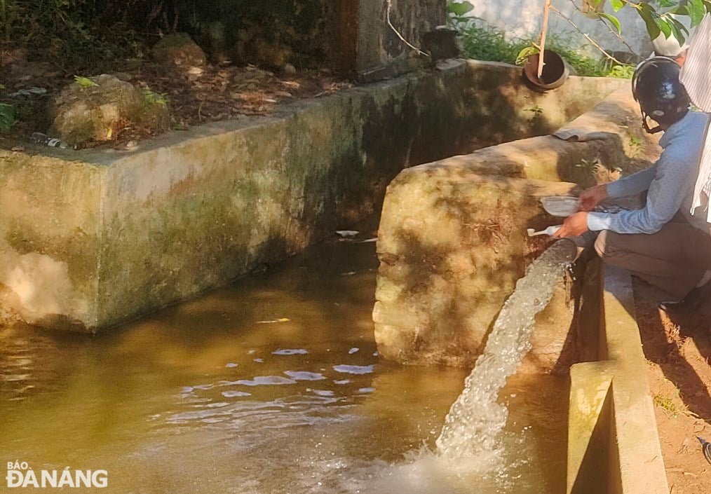 Bien que la salinité soit mesurée en continu et que d’autres pompes soient installées pour exploiter l’eau moins salée à la surface de la rivière, la quantité d’eau pompée est très limitée en raison de la salinité. Photo: HOANG HIEP