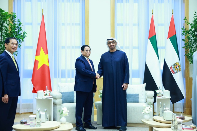 After the official welcoming ceremony, Prime Minister Pham Minh Chinh held a brief meeting with UAE President Sheikh Mohammed bin Zayed Al Nahyan. On this occasion, the two leaders agreed to upgrade bilateral relations to a Comprehensive Partnership - Photo: VGP/Nhat Bac