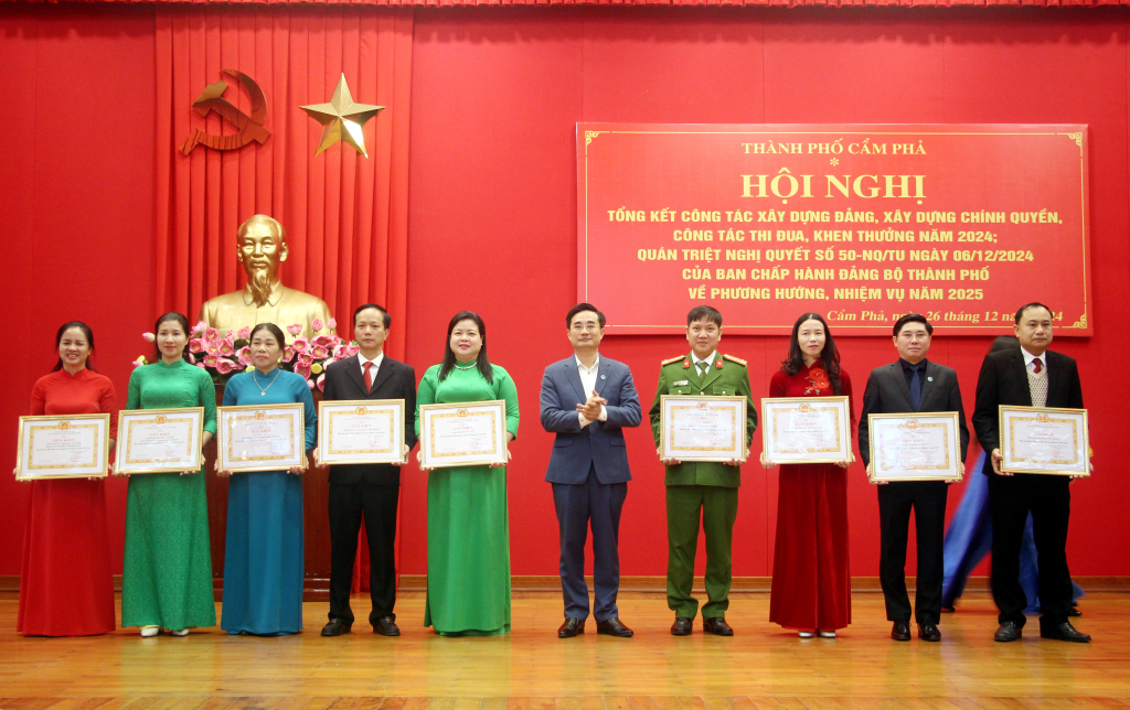 El camarada Nguyen Anh Tu, secretario del Comité del Partido de la ciudad, presidente del Consejo Popular de la ciudad de Cam Pha, entregó un certificado de mérito a la organización del Partido calificada.