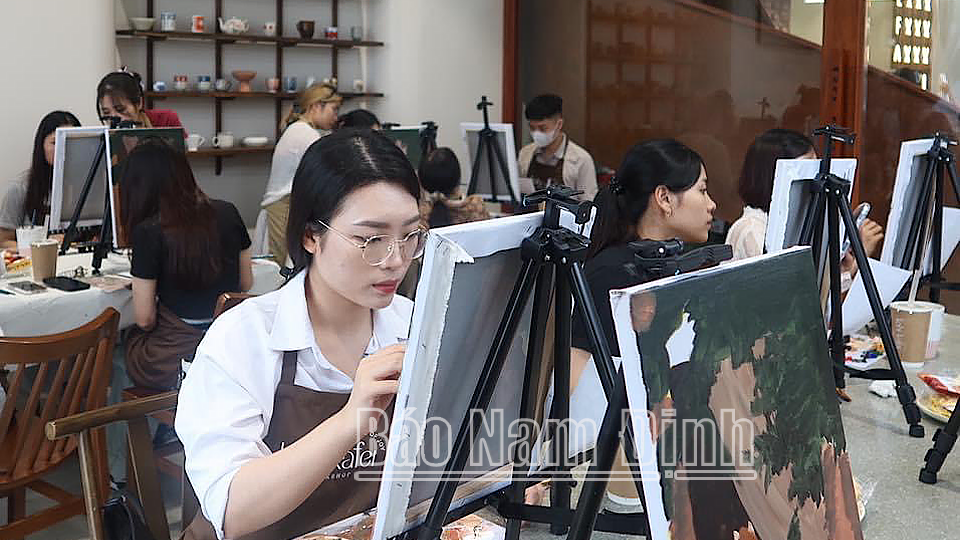 Painting workshops attract customers of all ages.