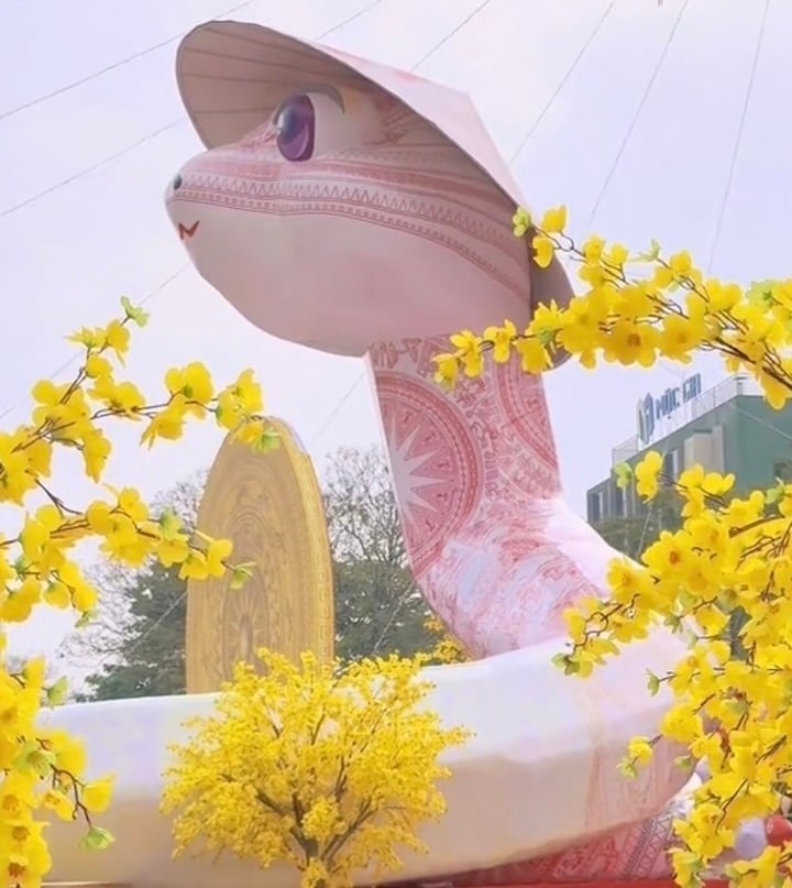 イオンタンフーショッピングモールの巨大蛇のマスコット。（写真：Tiktok/@saigonloco）