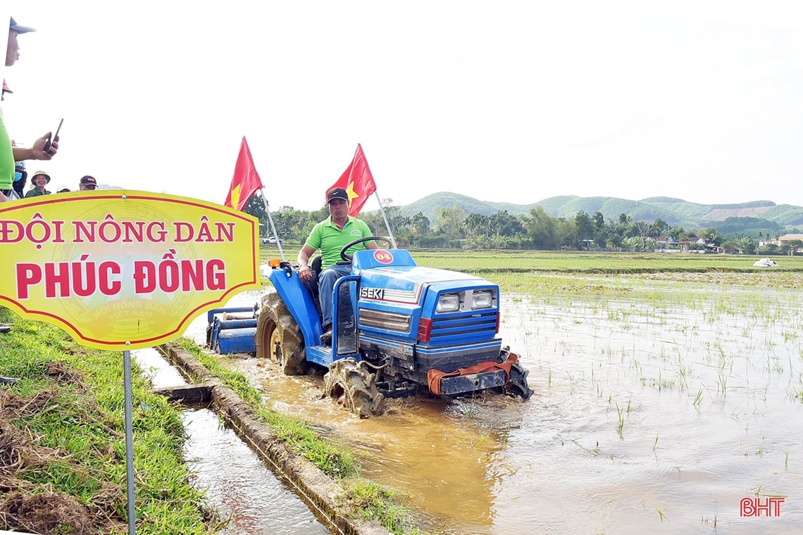 មើលកសិករ Huong Khe ប្រកួតប្រជែងភ្ជួរ