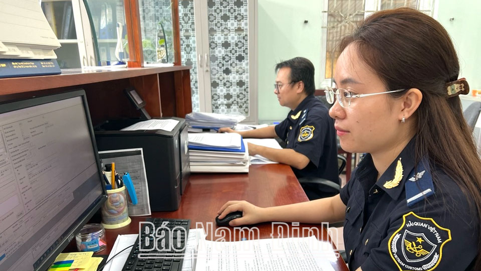 Cán bộ Chi cục Hải quan Nam Định xử lý thủ tục hải quan trên môi trường mạng.
Bài và ảnh: Ngọc Ánh