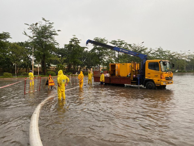 Mưa lớn ngập đường, người Hà Nội lại bì bõm đi làm- Ảnh 9.