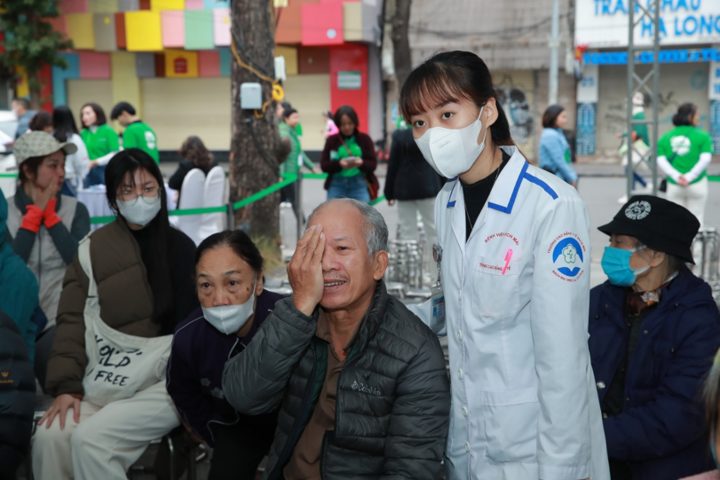 Un residente es guiado por un médico para medir su vista. (Foto: Hien Trinh)