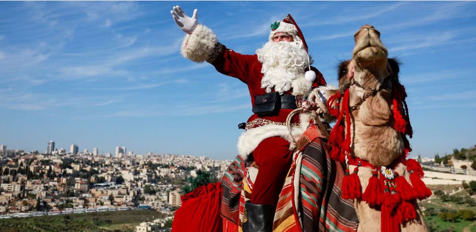 L'image du Père Noël répand la joie dans le monde entier