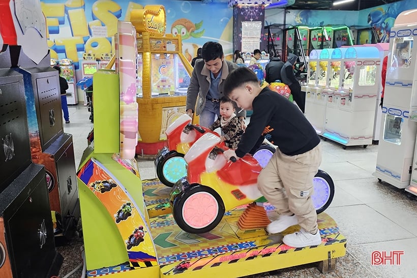 Los lugares de compras y entretenimiento en la ciudad de Ha Tinh están llenos de actividad durante las vacaciones de Año Nuevo.