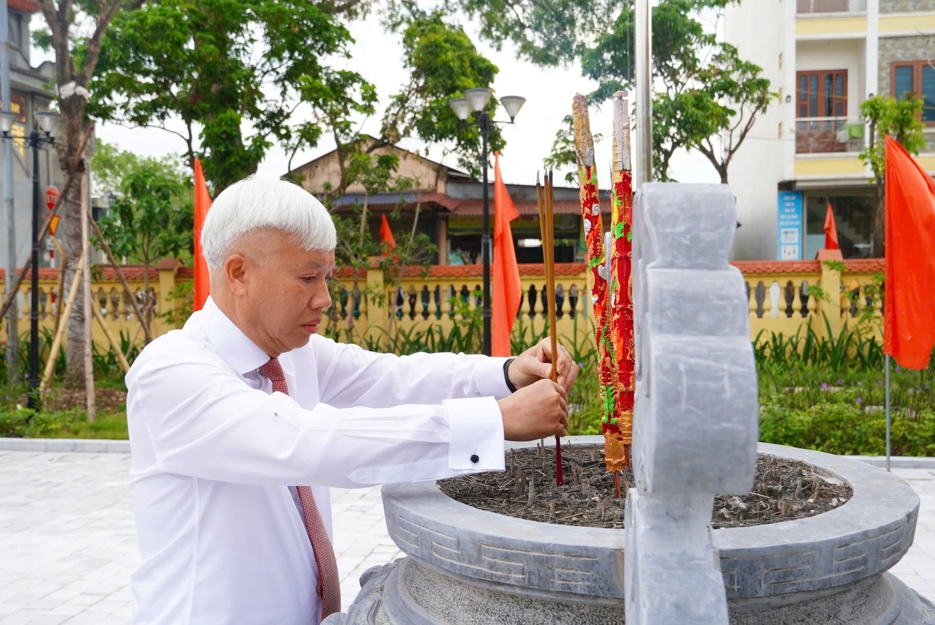 Lãnh đạo TP Hải Dương dâng hương tưởng nhớ Chủ tịch Hồ Chí Minh và các anh hùng liệt sĩ