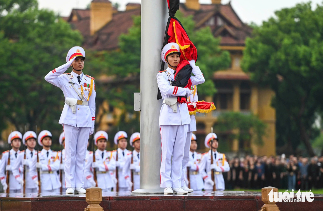 Đúng 6h sáng 25-7, nghi lễ thượng cờ rủ diễn ra tại Quảng trường Ba Đình, Hà Nội. Tối 25-7, không có lễ hạ cờ như thường lệ, mà lá cờ rủ sẽ được treo liên tục trong hai ngày Quốc tang 25 và 26-7 để tưởng nhớ Tổng Bí thư Nguyễn Phú Trọng - Ảnh: HỒNG QUANG