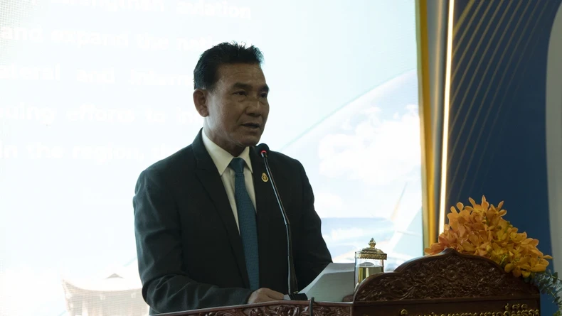 Le ministre en charge du Secrétariat d'État de l'Autorité de l'aviation civile du Cambodge, Mao Havannall, a vivement salué le lancement par Vietnam Airlines d'un vol direct reliant la capitale Phnom Penh à Hanoï. (Photo : Nguyen Hiep)