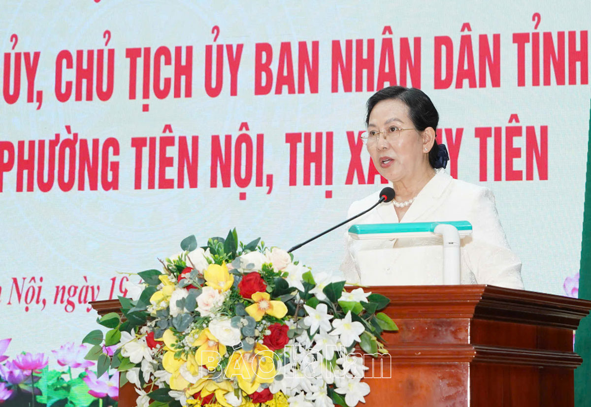 레티투이(Le Thi Thuy) 성 당 서기와 쯔엉꾸옥휘(Trường Quốc Huy) 성 인민위원회 위원장이 티엔노이 구 주민들과 대화를 나누었습니다.