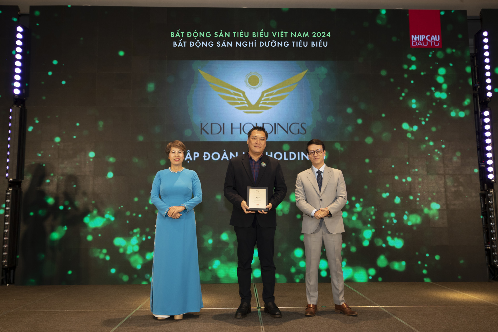 Mr. Nguyen The Vinh - General Director of Vega City Joint Stock Company (under KDI Holdings Group) representing KDI Holdings Group received the Outstanding Resort Real Estate award.