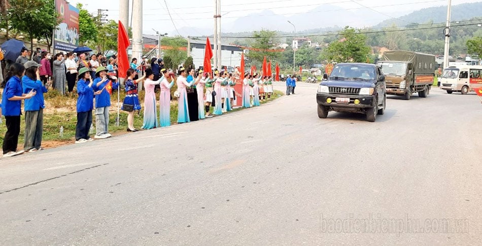 Tuan Giao District welcomes the parade and military parade to celebrate the 70th anniversary of Dien Bien Phu Victory passing through the area.