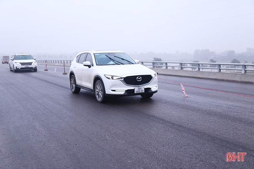 Circulation intense sur le viaduc de l'autoroute 8 lors de l'ouverture technique