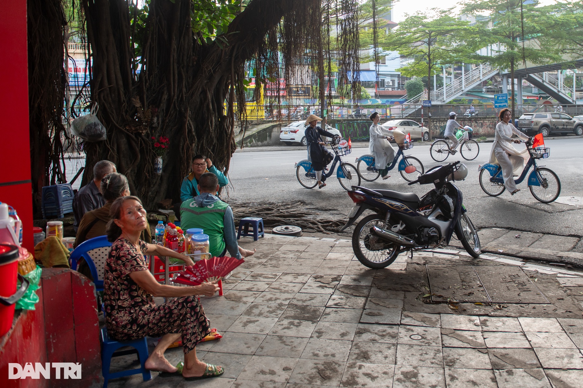 Hàng trăm người mặc áo dài, đạp xe diễu hành trên đường phố Hà Nội - 11