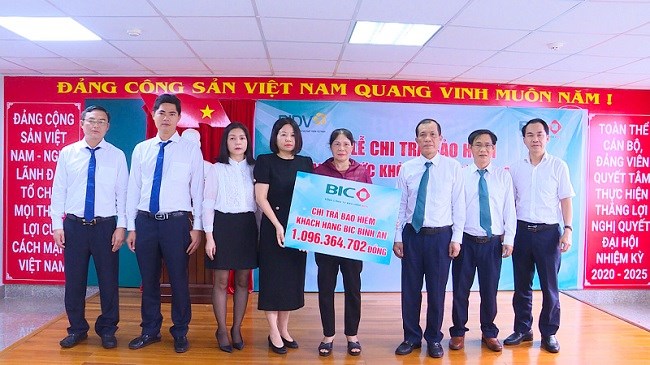 BIC verse près de 1,1 milliard de VND en prestations d'assurance aux clients de Gia Lai