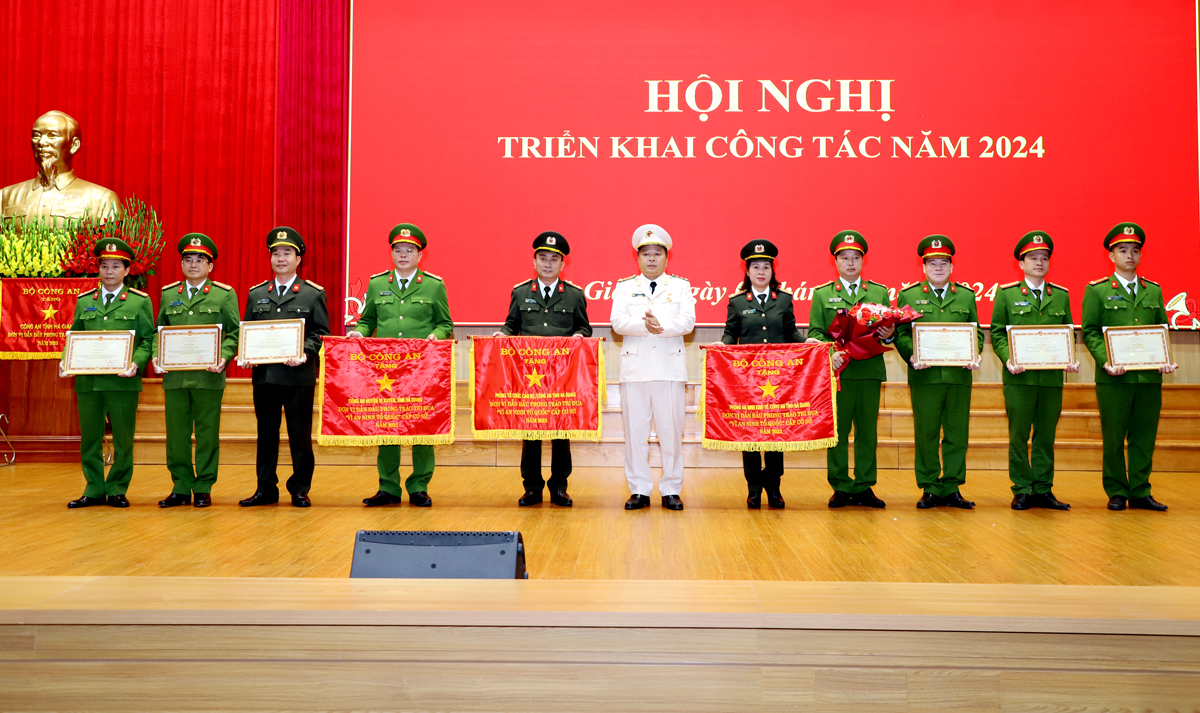 판 후이 응옥(Phan Huy Ngoc) 경찰청장은 지방 경찰청을 대표하여 공안부 깃발과 공로증을 단체와 개인에게 수여했습니다.