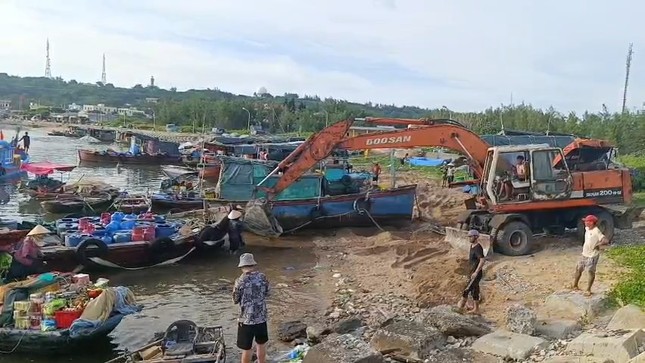 Les élèves de Hai Phong quittent l'école plus tôt pour éviter la tempête, photo 2