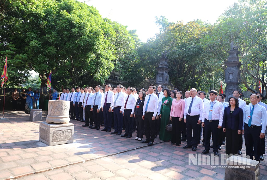 Una delegación de cuadros y estudiantes del Curso de Formación de Cuadros de Planificación del Comité Central del Partido ofreció incienso en el Sitio Nacional Especial de Reliquias de la Antigua Capital de Hoa Lu.