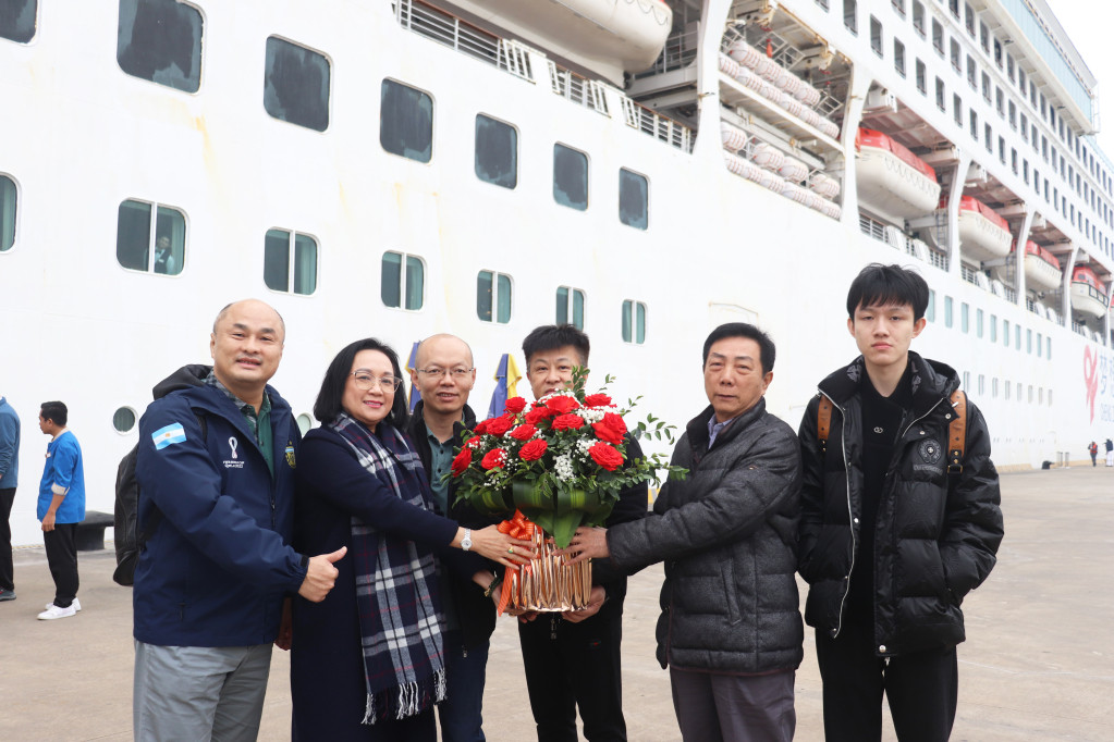 The leaders of the Department of Tourism presented flowers to congratulate tourists coming to Quang Ninh.