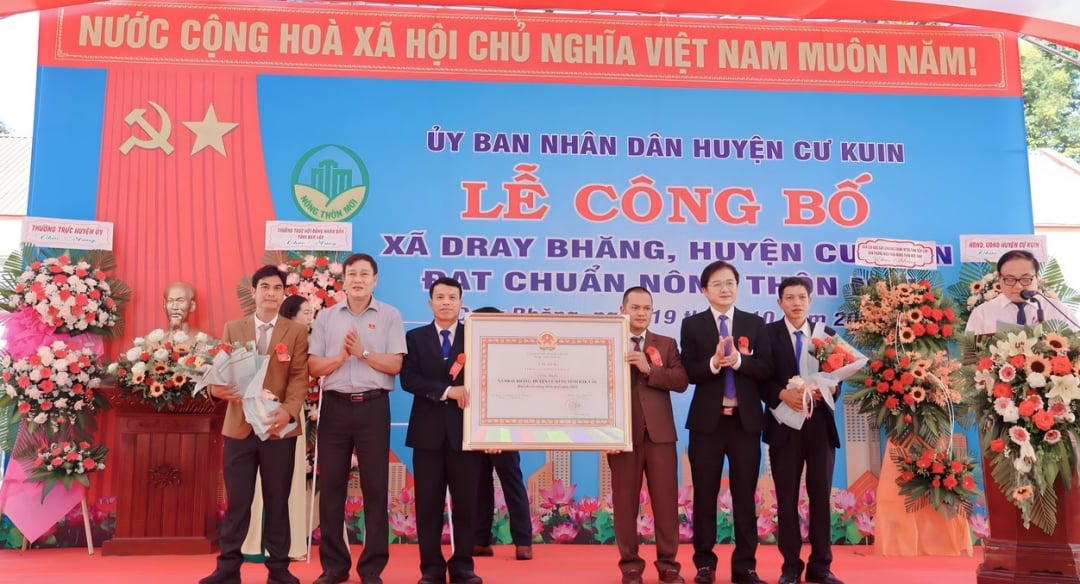 Xã Dray Bhăng đón nhận Bằng công nhận đạt chuẩn nông thôn mới