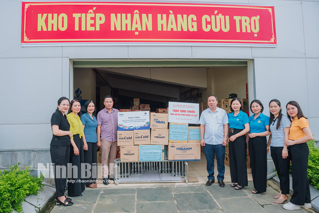 The Department of Health cooperates with pharmaceutical companies to donate medicine to support people in flooded areas of Nho Quan, Gia Vien.