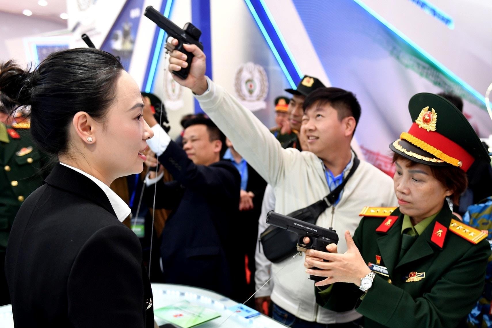 A los visitantes se les permite sostener y probar armas de fuego en la Exposición de Defensa de Vietnam.