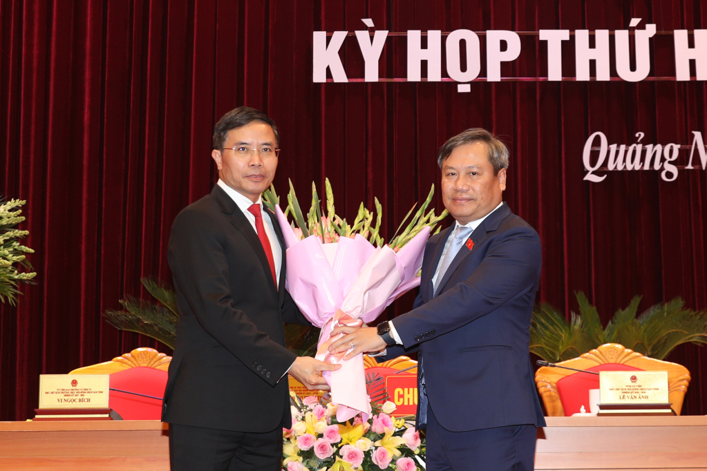 Le camarade Vu Dai Thang, membre du Comité central du Parti, secrétaire du Comité provincial du Parti, a offert des fleurs pour féliciter le camarade Pham Duc An, secrétaire adjoint du Comité provincial du Parti, pour son élection à la présidence du Comité populaire provincial pour le 14e mandat, 2021-2026.