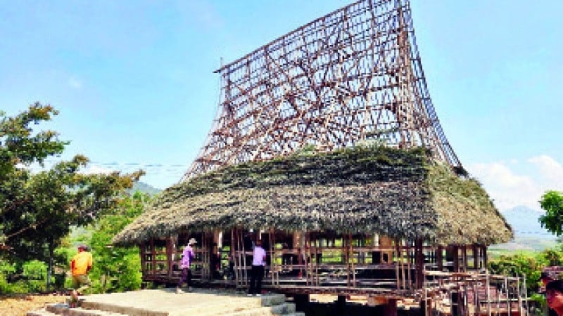 អ្នកភូមិ Dak Wâk ឃុំ Dak Krong ស្រុក Dak Glei រួមគ្នាជួសជុលផ្ទះសហគមន៍។