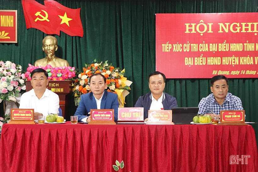 Delegierte des Volksrates der Provinz treffen Wähler in Vu Quang, Thach Ha