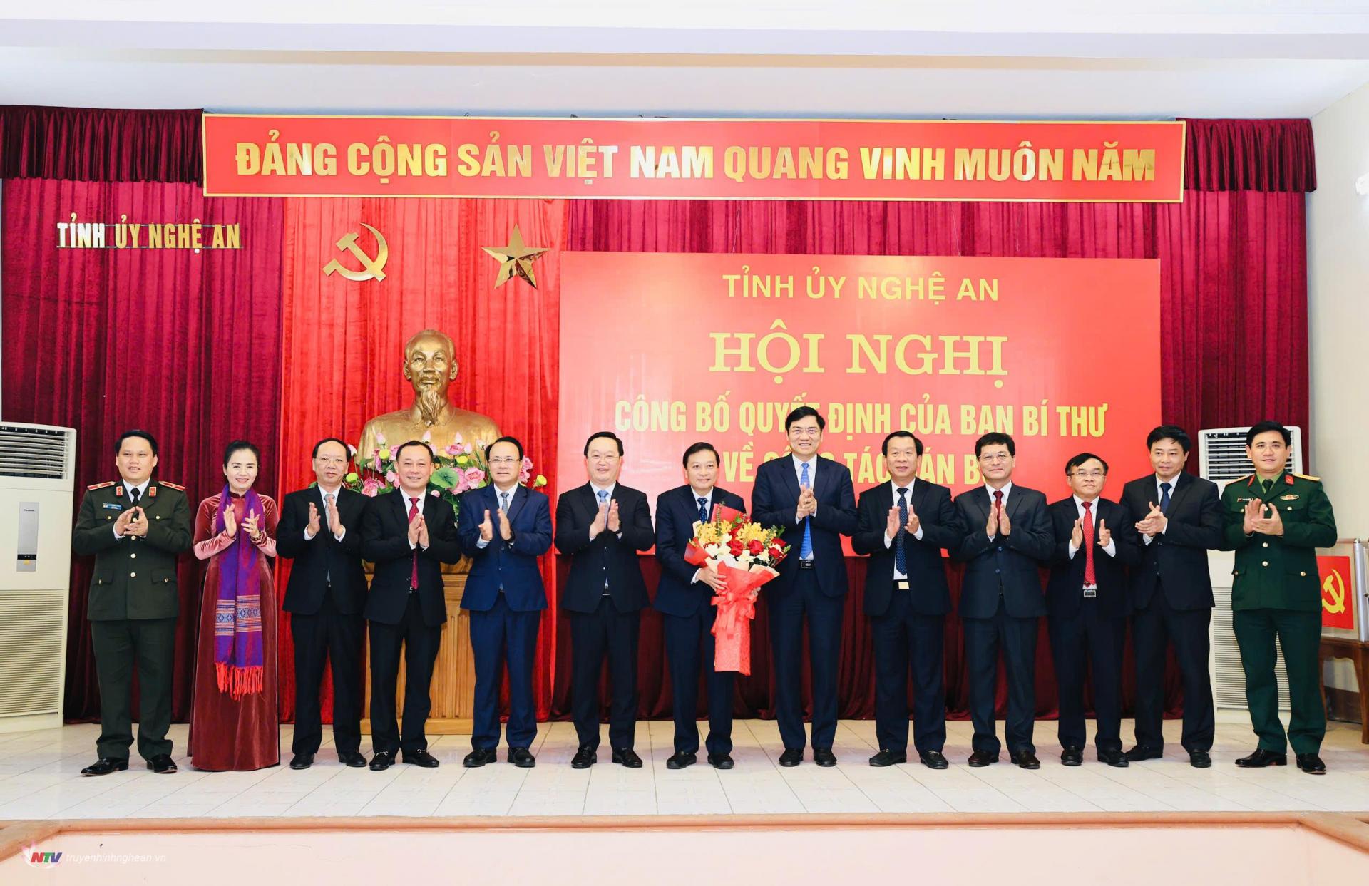 Công bố và trao Quyết định chuẩn y Phó Bí thư Tỉnh ủy Nghệ An