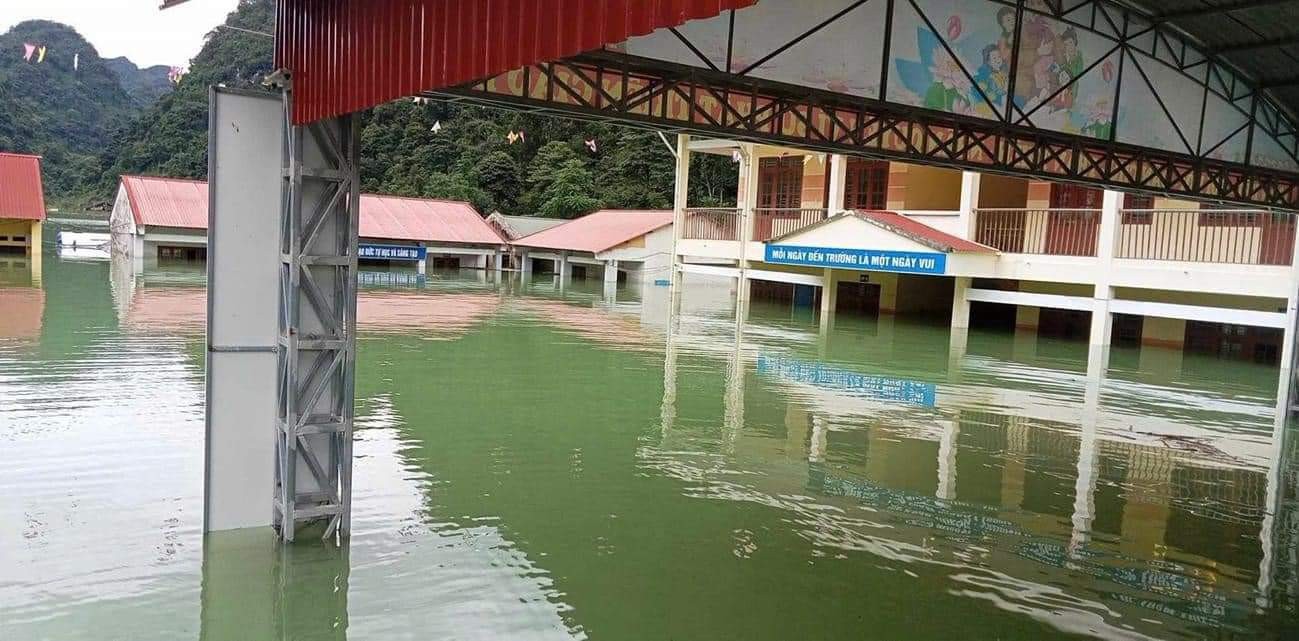 Душераздирающие кадры затопленного района Каобанг, вода продолжает подниматься, от домов остались только крыши, фото 2