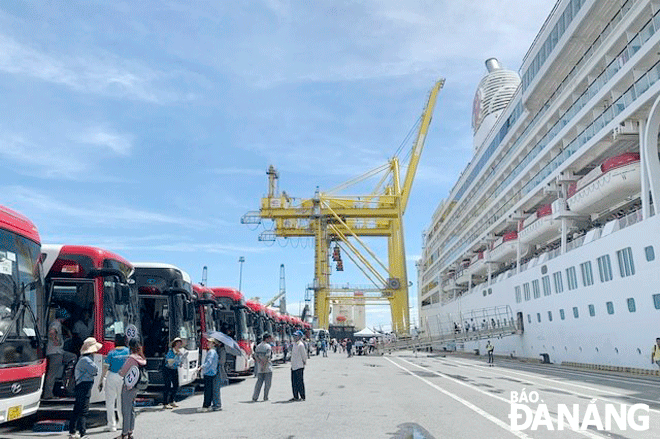In the coming period, the city will continue to implement many key tourism projects. IN PHOTO: International tourists arrive in Da Nang via Tien Sa port. Photo: THANH LAN
