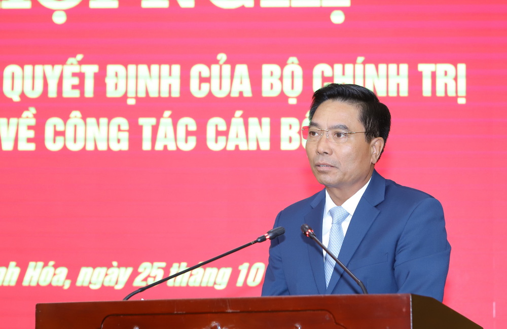 Images at the conference announcing the Politburo's decision to appoint Senior Lieutenant General Nguyen Doan Anh to hold the position of Secretary of Thanh Hoa Provincial Party Committee