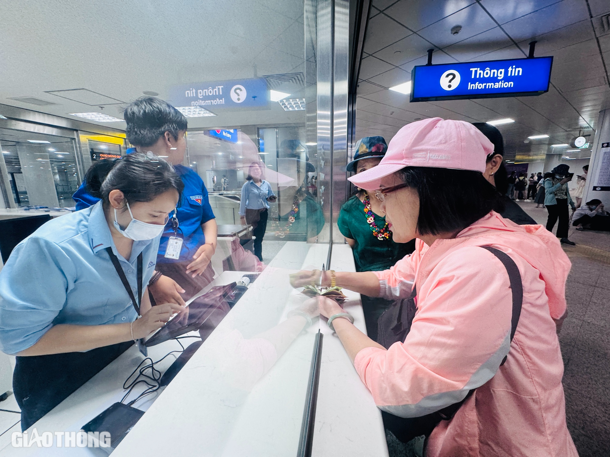 Ngày đầu metro số 1 bán vé, hệ thống gặp lỗi, phải dùng thêm vé viết tay- Ảnh 2.