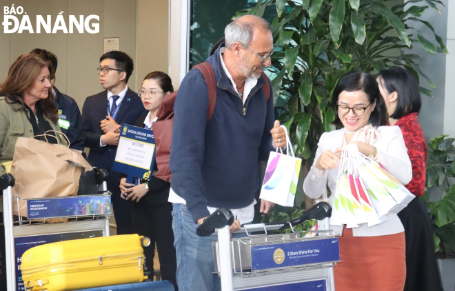 観光業界の心遣いある対応は、観光客から高く評価されています。写真：NGOC HA