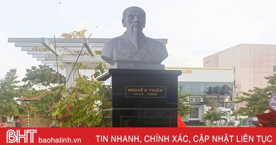 Placement des statues de La Son Phu Tu Nguyen Thiep et Dao Tan à Binh Dinh