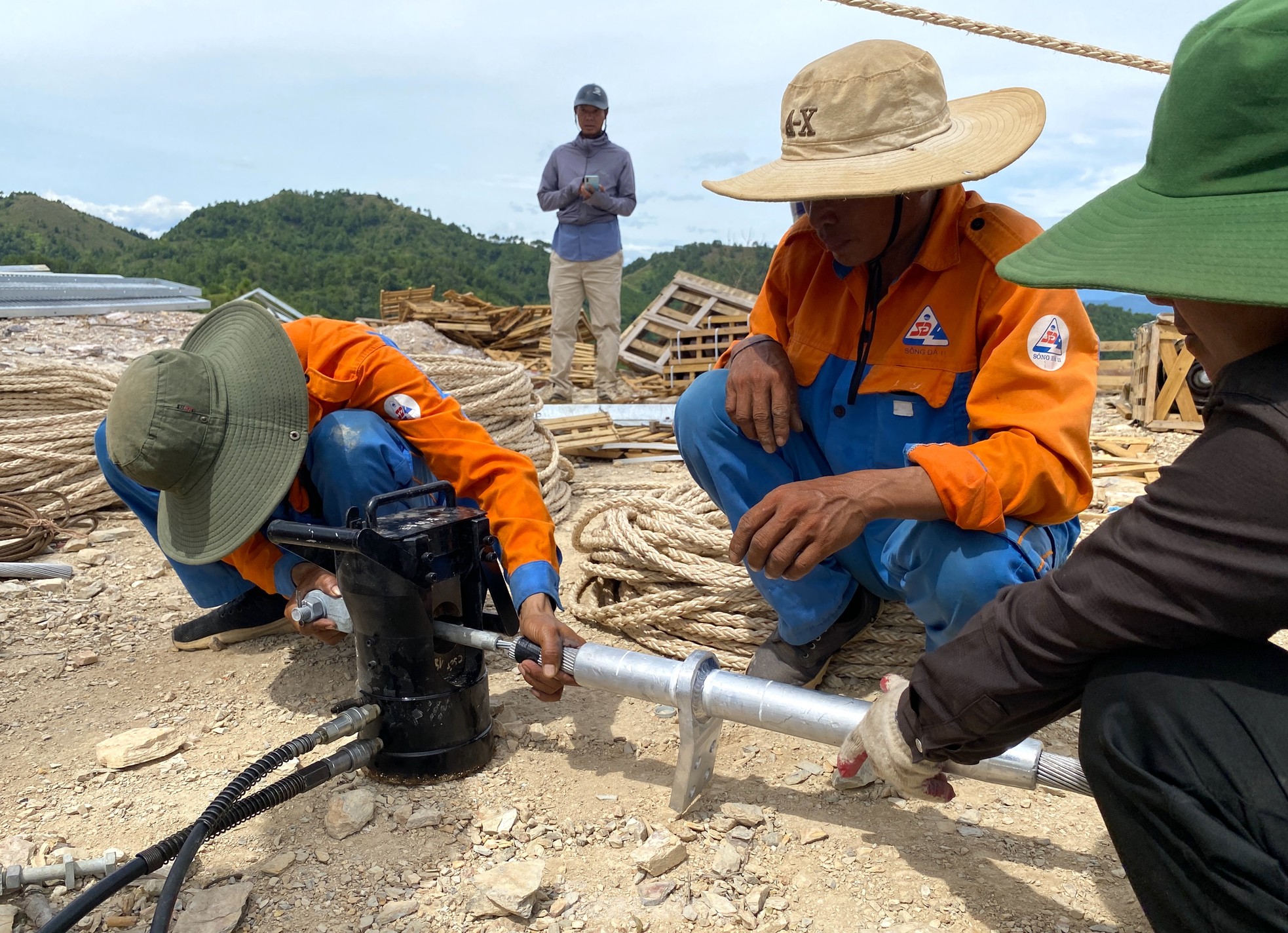 Los últimos días en el sitio de construcción de la línea de 500kV circuito 3 en Nghe An foto 6