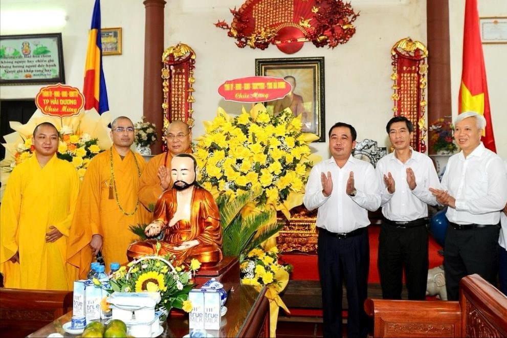 Le secrétaire du Parti provincial de Hai Duong, Tran Duc Thang, félicite Bouddha pour son anniversaire