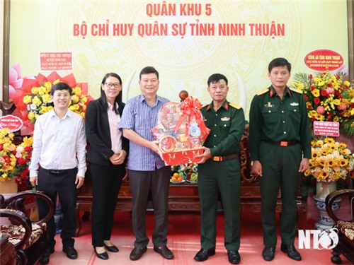 Ban biên tập Báo Ninh Thuận thăm, chúc mừng Bộ Chỉ huy Quân sự tỉnh