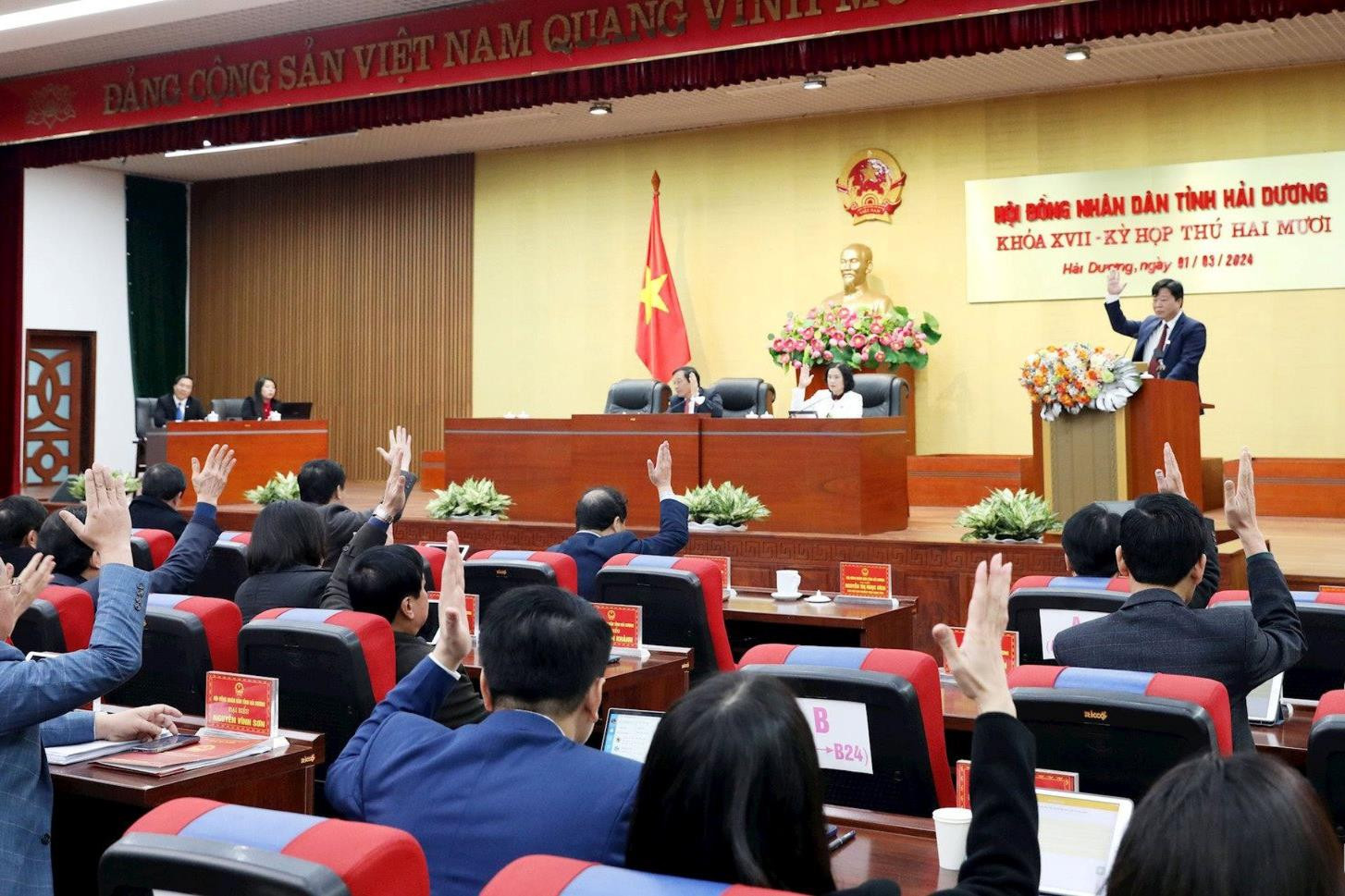 On the afternoon of April 24, the People's Council of Hai Duong province held a thematic meeting to consider the arrangement of commune-level administrative units.