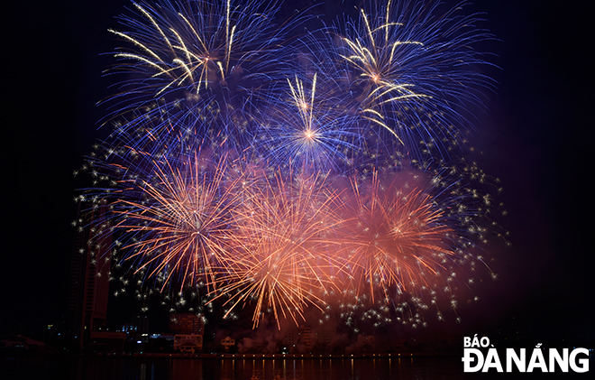 The colors of fireworks along with music created a colorful and lively picture on the banks of the Han River.