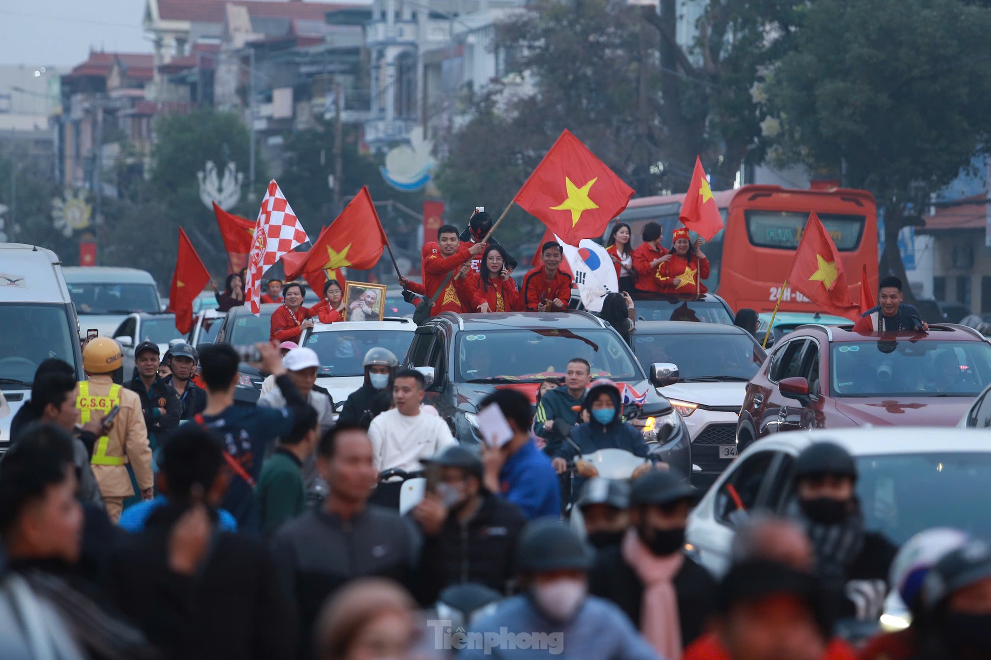 Viet Tri is glowing red, fueling the Vietnamese team in the second leg of the semi-final photo 1