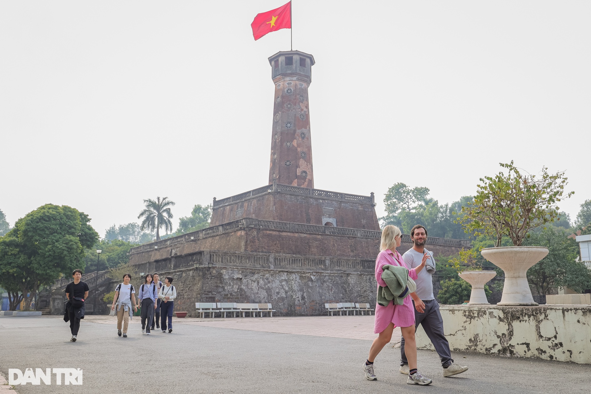 Du khách nước ngoài hủy vé máy bay, chờ ngày được tham quan Cột cờ Hà Nội - 1