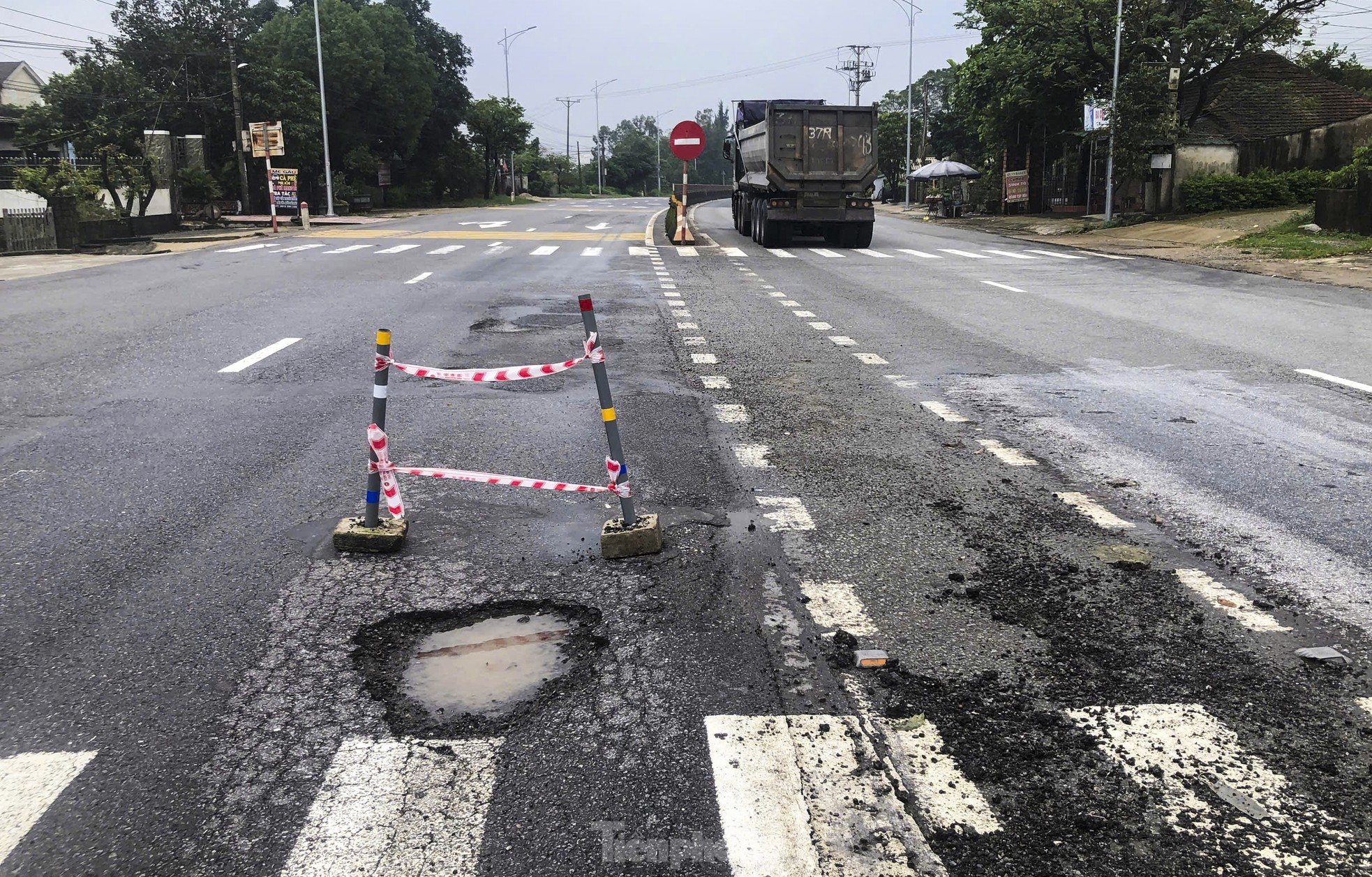 La carretera nacional 1A que pasa por Ha Tinh se erosionó tras la lluvia (foto 1)