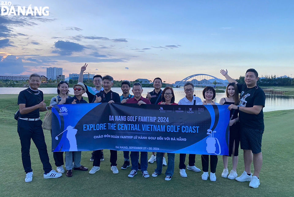 Die Famtrip-Gruppe besteht aus internationalen Reisebüros, die Golfplätze und Unterkünfte in Da Nang und Quang Nam untersucht haben. Im Bild: Ein Vermessungsteam macht Fotos im Legend Da Nang Golf Resort. Foto: T.H