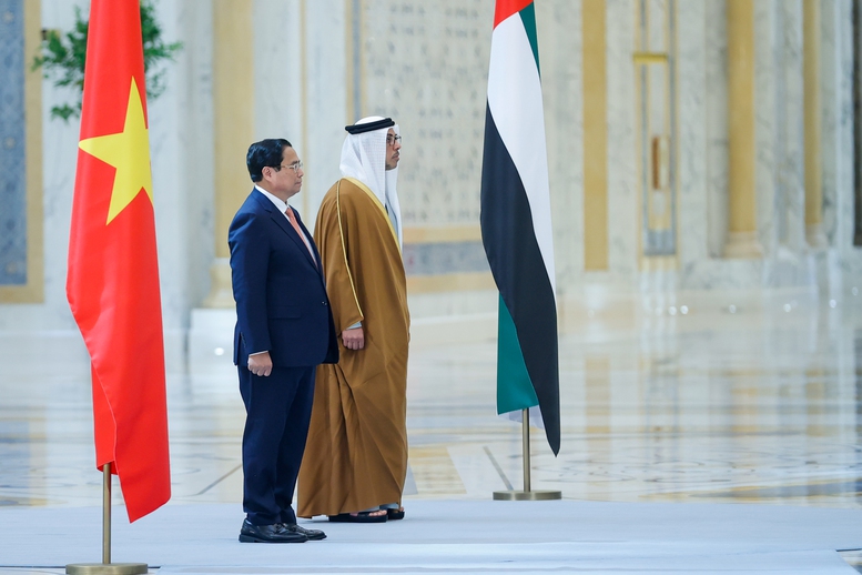 UAE Vice President Sheikh Mansour Bin Zayed Al Nahyan presided over the official welcoming ceremony for Prime Minister Pham Minh Chinh - Photo: VGP/Nhat Bac