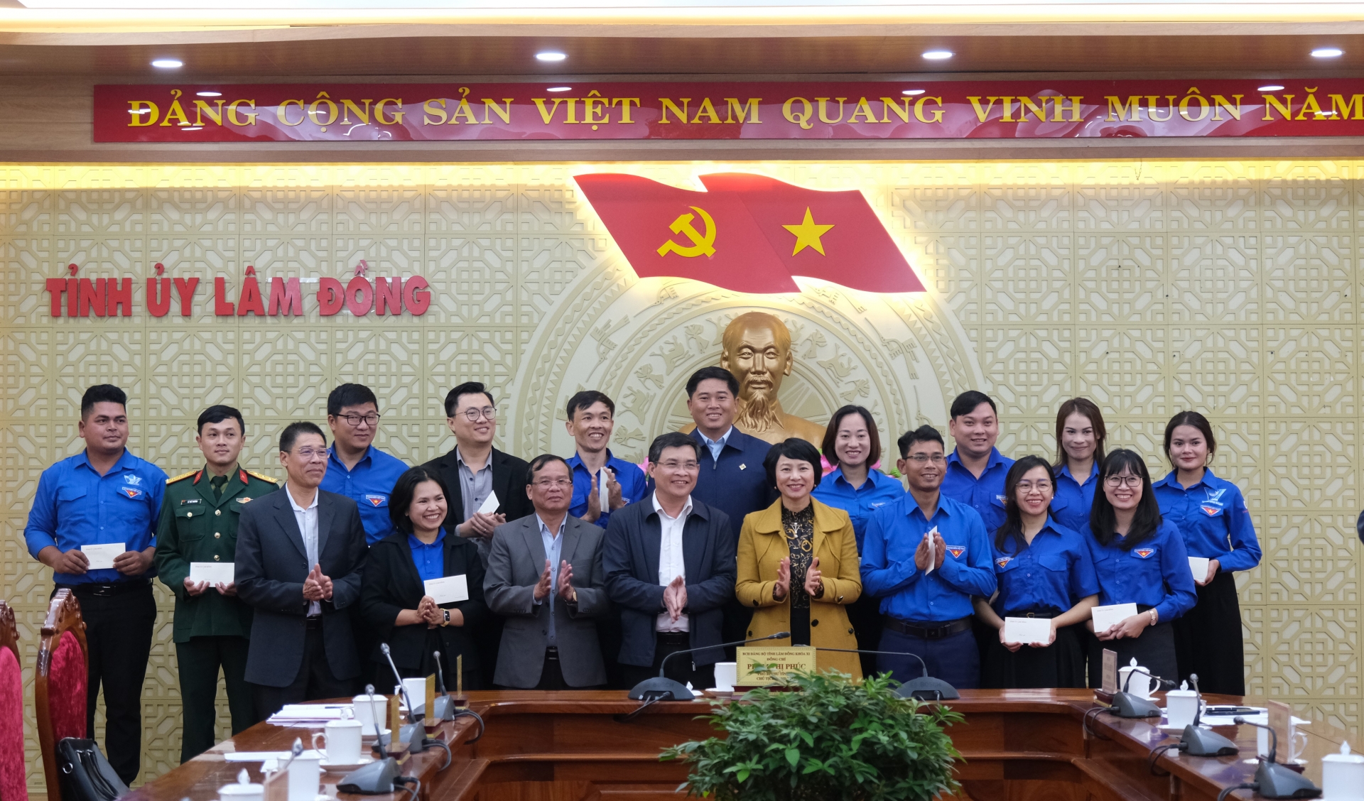 Komrad Pham Thi Phuc menyampaikan hadiah untuk mengucapkan tahniah kepada delegasi yang menghadiri Kongres Kebangsaan Kesatuan Belia Vietnam ke-9.