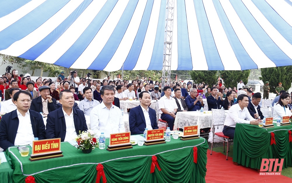 Le président du Comité populaire provincial, Do Minh Tuan, a assisté à la Journée de la Grande Unité nationale dans la zone résidentielle 5 de la commune de Can Khe