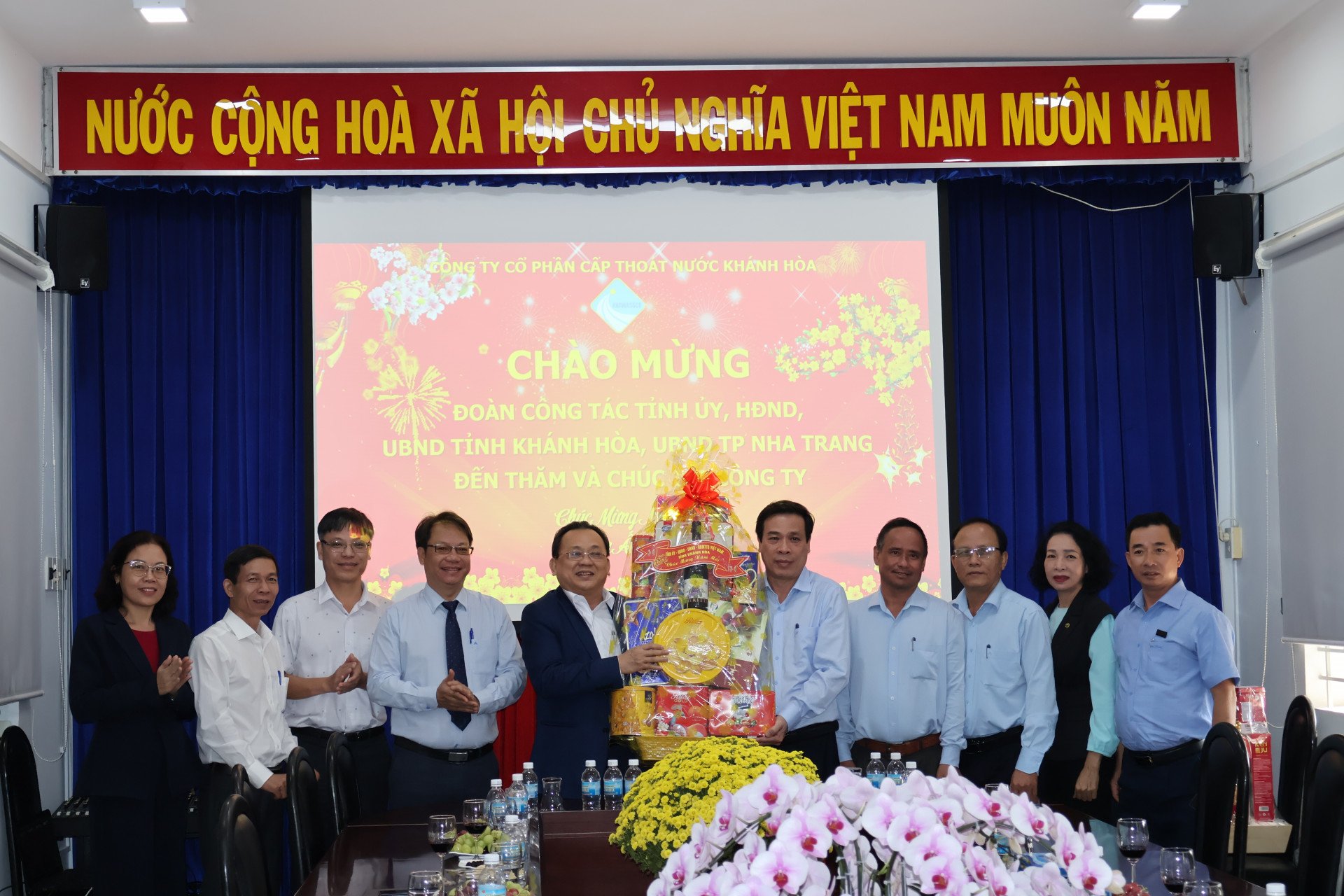 M. Le Huu Hoang a visité et souhaité une bonne année à la société par actions d'approvisionnement en eau et de drainage de Khanh Hoa.